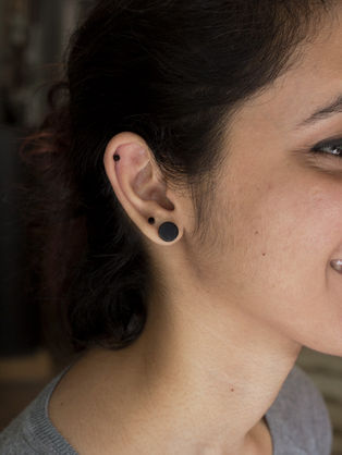 earlobe upperlobe piercing-at aliens tattoo